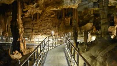 Gümüşhane’nin Yer Altı Hazinesi Karaca Mağarası, Bayram Tatilinde Ziyaretçi Akınına Uğradı