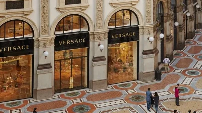 Lüks Modada Kartlar Yeniden Dağıtılıyor: Prada, Versace'yi 1,5 Milyar Euro'ya Satın Alıyor!
