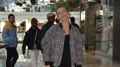 Ünlü Oyuncu Melisa Döngel Alışveriş Turunda! Doğal Güzelliğiyle Hayran Bıraktı