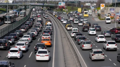Bayram Tatilinde İstanbul’da Yoğunluk Zirveye Çıktı: Trafik, Toplu Taşıma ve Turistik Noktalarda Kalabalık Dikkat Çekti