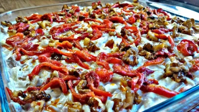 10 Dakikada Hazır! Hem Sağlıklı Hem Doyurucu Köz Biberli Erişte Salatası