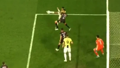 GOOL 1 -1! Fenerbahçe Djiku'nun Volesiyle Rangers Karşısında Skoru Eşitliyor