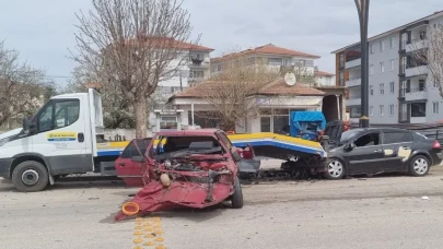 Çorum Alaca'da İki Otomobil Çarpıştı: Sürücüler Yaralandı