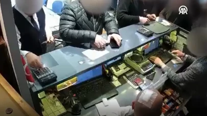 Polis Altın Sahtecilerine Suçüstü Yaptı: Evlerinden Tabanca Fişeği Çıktı