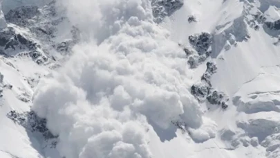 Rusya’da Dağlar Can Aldı: Çığ Altında 4 Kişi Hayatını Kaybetti