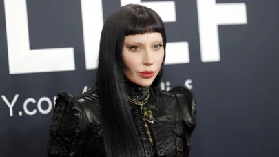 Lady Gaga’dan Şok Etkisi Yaratan Grammy Stili: Ağartılmış Kaşlar Geri mi Dönüyor?