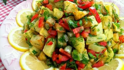 Her Sofraya Yakışan Efsane Tat! En Pratik Patates Salatası Nasıl Yapılır?