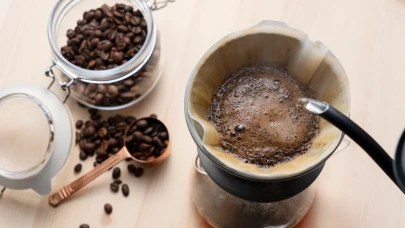 Sade Kahve Artık Geride Kaldı: Jennifer Aniston’ın Vazgeçemediği Tereyağlı Kahve Tarifi!