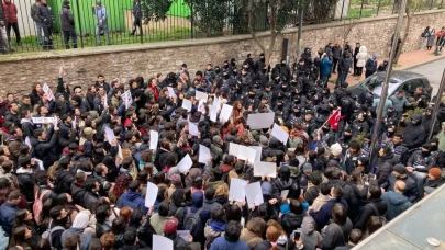 İstanbul Üniversitesi Öğrencilerinden İmamoğlu için Provokatif Eylem! Polislerden Sert Müdahale