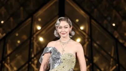 "Bu İkili Asla Birlikte Kullanılmaz" Kuralı Yıkıldı: Gigi Hadid, Le Grand Diner du Louvre’da Moda Tabularını Sildi!
