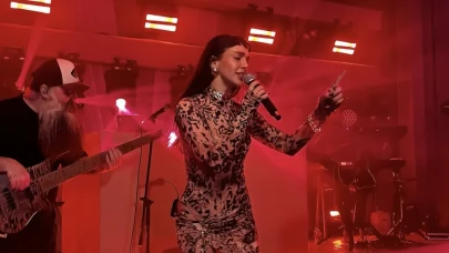 Aybüke Albere Sahneyi Yaktı! Leopar Kostümüyle Göz Kamaştırdı