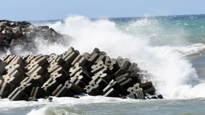 Akçakoca'da Şiddetli Rüzgar ve Dev Dalgalar Etkili Oldu