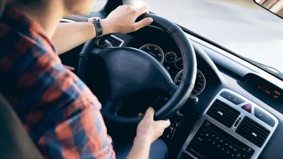 Ehliyet Skandalı! Sınavda Canlı Yayınla Kopya Çeken Kadın Suçüstü Yakalandı