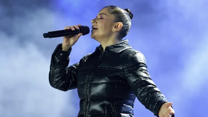 Merve Özbey Adana’yı Ayağa Kaldırdı! 100 Bin Kişi Aynı Anda Söyledi