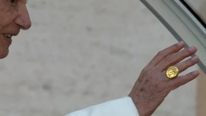 Katolik Kilisesi’nin En Gizemli Töreni! Papa'nın Yüzüğü Neden Parçalanıyor?
