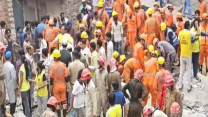 Hindistan’da Kaçak Yapı Can Aldı! 4 Katlı Bina Çöktü, 11 Ölü