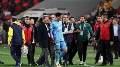 İrfan Can Eğribayat İsyan Etti: "N'Diaye Maç Sonu Sırtıma Dirsek Attı"