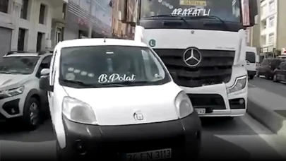 TIR'ın Kör Nokta Alanına Girdi Kazaya Neden Oldu: Kaza Anı Kamerada