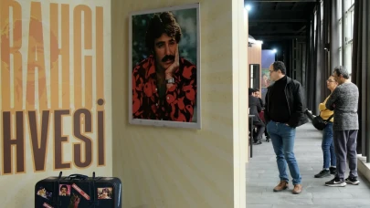 Ferdi Tayfur’un Ruhu Adana’da Can Buldu: Sabahçı Kahvesi Sergisine Akın Var!