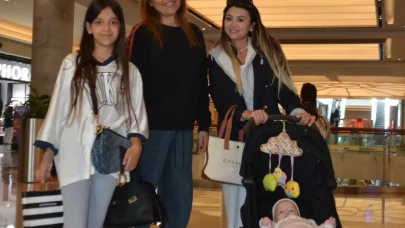 Ünlü Şarkıcı Demet Akalın ve Kızı Hira'dan İstinyePark’ta Şıklık Yarışı!