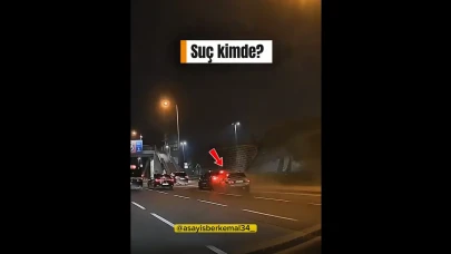 Bakırköy Sahil'de Aşırı Hızlı Giden Araç Bir Başka Araca Arkadan Çarptı: O Anlar Trafikteki Vatandaşın Kamerasına Yansıdı