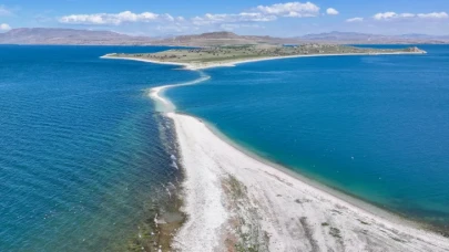 Van Gölü’nde Sular Çekildi, Asırlık Antik Yol Ortaya Çıktı!