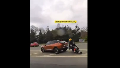 Motosikletli Sürücü Seyir Halinde İlerleyen Otomobile Arkadan Çarptı: Kaza Anı Kameraya Yansıdı