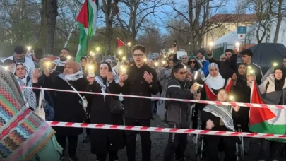 Berlin'de İsrail Protesto Edildi: İsrail Büyükelçiliği Önünde Toplanan Filistinliler Kuran Okudu