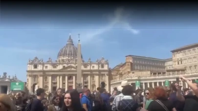 Papa Francis'in Ölümü Üzerine Vatikanlılar Aziz Petrus Meydanı'nda Toplandı