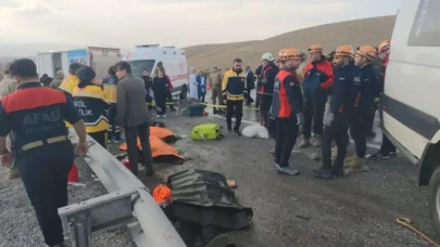 Van'da Feci Kaza: Minibüs ile Kamyonet Çarpıştı, 7 Kişi Hayatını Kaybetti