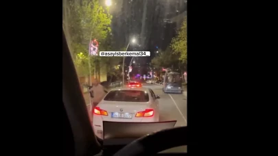 Aracı Sıkıştıran Trafik Magandası Yolu Kesti: O Anlar Kameraya Yansıdı