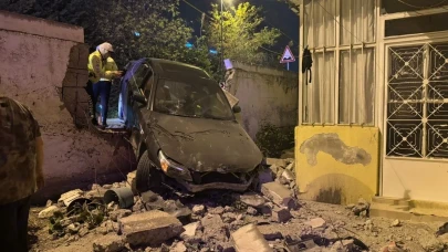 Gece Yarısı Kabusu: Otomobil Bahçe Duvarına Girdi, Sürücü Sırra Kadem Bastı!