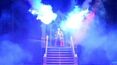 Adana Kültür Yolu Festivali'nde Tiyatroya Coşkulu Başlangıç: "Dracula Bir Dehşet Komedisi" Ayakta Alkışlandı