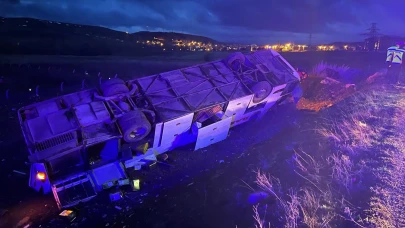 Sabah Saatlerinde Korkunç Kaza! Yolcu Otobüsü Devrildi, 2 Can Gitti