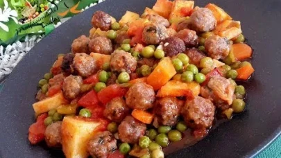 Bir Tabak Mutluluk: Fırında Sebzeli Misket Köfteyle Evinizi Mis Gibi Kokutun!