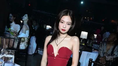 Sadece Bir Ruj Değil, Bir Güç Gösterisi: Jennie’nin 2025 Billboard Gecesindeki Güzellik Sırrı!