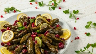 Evde Lokanta Tadında! Bu Kıymalı Sarma Tarifiyle Herkes Parmaklarını Yiyecek