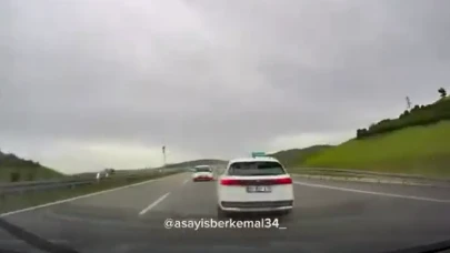 Sinyal Vermeden Şerit Değiştirdi Akan Trafiği Tehlikeye Attı: O Anlar Araç Kamerasına Yansıdı