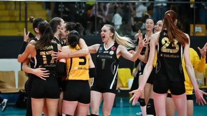 VakıfBank, Dev Derbide Fenerbahçe'yi Geçti!