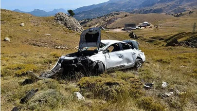 Sürücü Direksiyon Hakimiyetini Kaybetti Şarampole Yuvarlandı: O Anlar Araç İçi Kamerasına Yansıdı