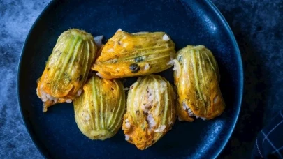 Bu Tarifle Misafirleriniz Parmaklarını Yiyecek! Kabak Çiçeği Dolması Nasıl Yapılır?