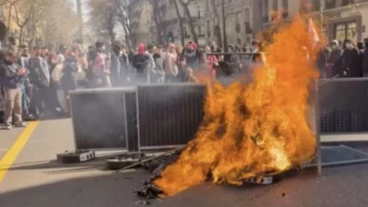 Macron’un Bütçe Hamlesi Patladı: Öğrenciler Sokakta, Tesla Maketi Ateşe Verildi