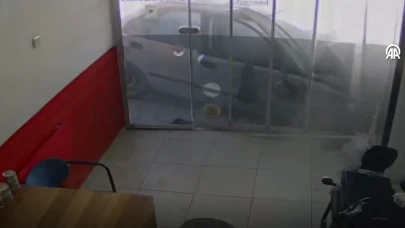 Bursa İnegöl'de Dükkana Giren Otomobil Kameraya Böyle Yansıdı