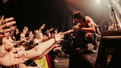 Palaye Royale İstanbul’da Sahneyi Yıktı Geçti: Şişme Botla Seyircilerin Üzerine Uçtu!