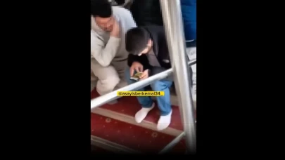 Cuma Namazı'nda Sanal Kumar Oynayan Gençler Böyle Görüntülendi
