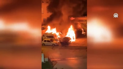 Tuzla Aydınlı Mahallesi'nde 4 Araç Nedeni Bilinmeyen Bir Şekilde Yandı: Olay Yerine Gelen İtfaiye Ekipleri Araçları Söndürdü