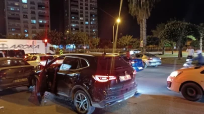 Trafik Işığında Suikast Gibi Saldırı! Şüpheliler Motosikletle Kaçtı