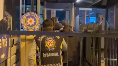 Kadıköy'de Tehlikeli Yolculuk: Camdan Sarkan Sürücü ve Yolculara Ceza Yağdı