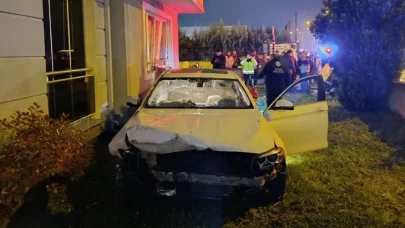 Ehliyetsiz Genç Ortalığı Savaş Alanına Çevirdi: Site Bahçesine Uçan Otomobil!