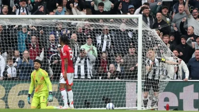 Altay Bayındır Premier Lig’e Kabus Gibi Başladı: Manchester United, Newcastle Deplasmanında Dağıldı